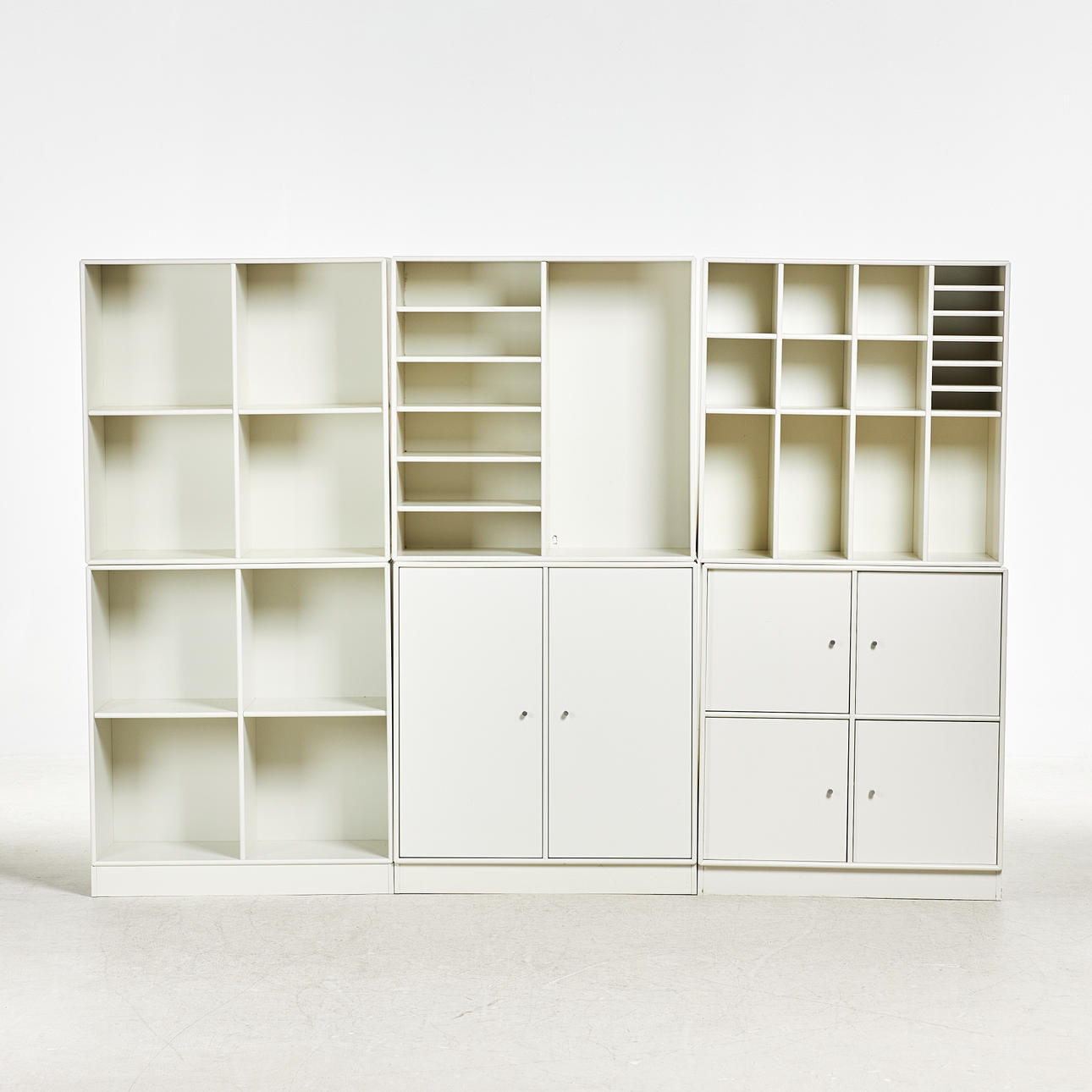 PETER J. LASSEN. SHELVING SYSTEM, "Montana", 6 modules.