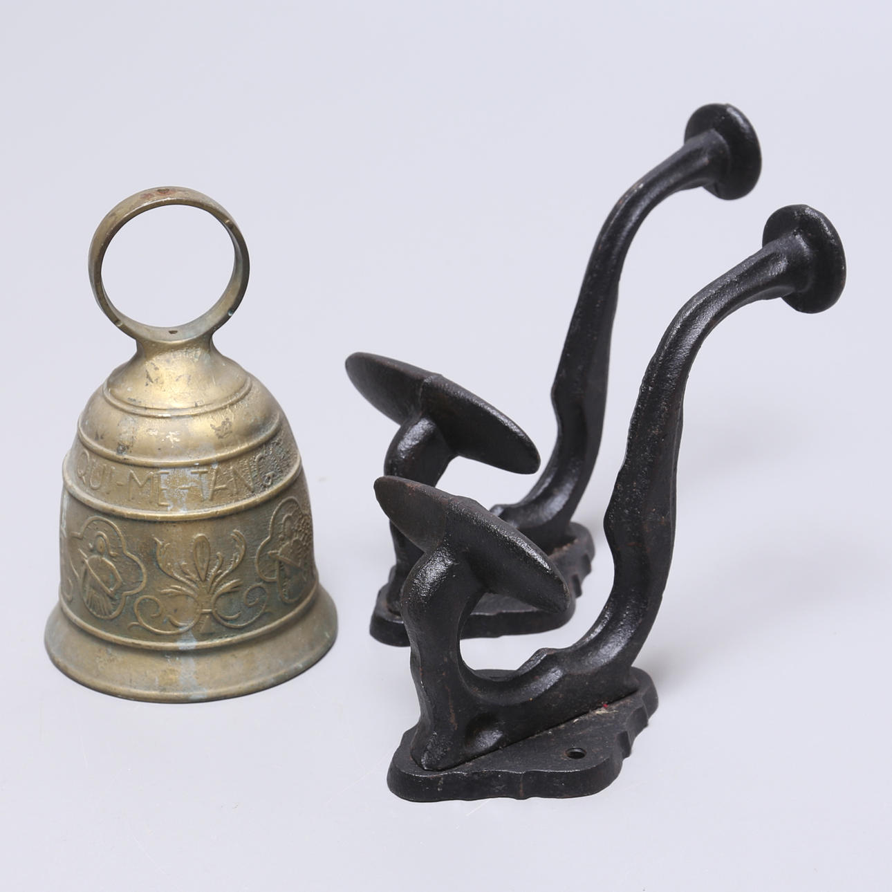 GJUTJÄRNSKROKAR SAMT MÄSSINGSKLOCKA, 1900-tal.