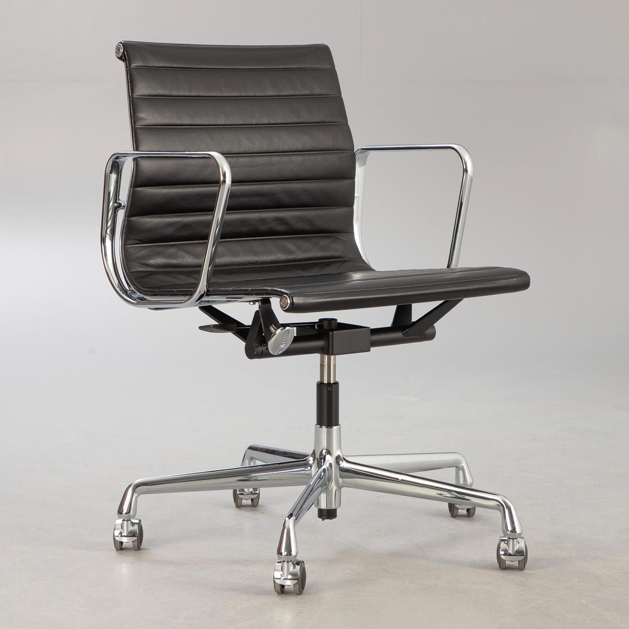 RAY & CHARLES EAMES. Vitra. Kontorstol 'Alu Chair EA 117', sort læder.