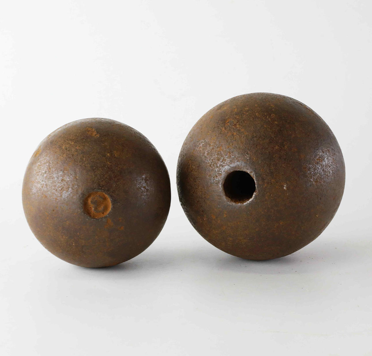 KANONKUGLER, 2 stk, jern, 1700-tal.