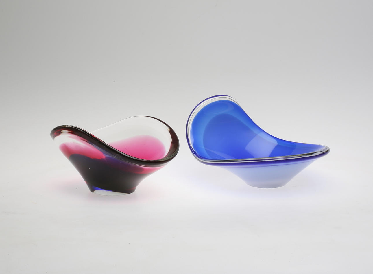 SKÅLAR, 2 st, "Coquille" Flygsfors, signerade, 1950-tal.