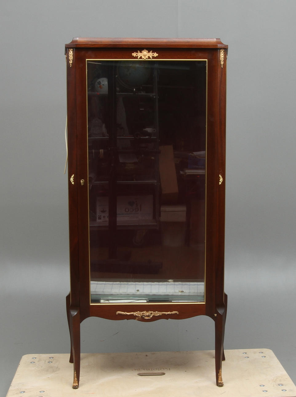 VITRINSKÅP, rokokostil, 1900-tal.