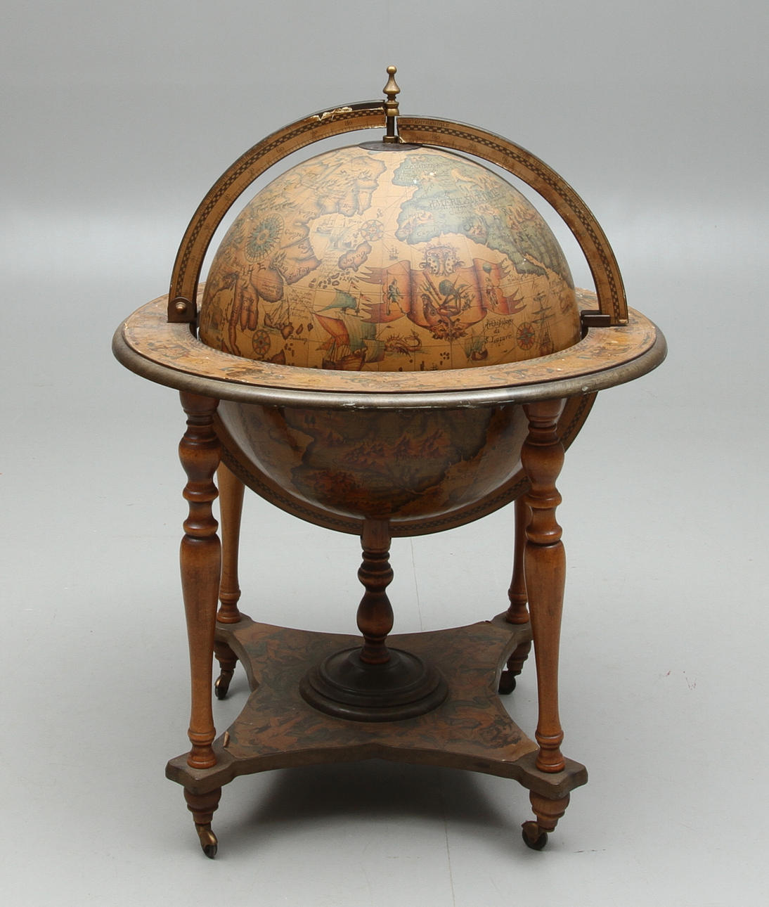 BARSKÅP, i form av jordglob, 1900-tal.