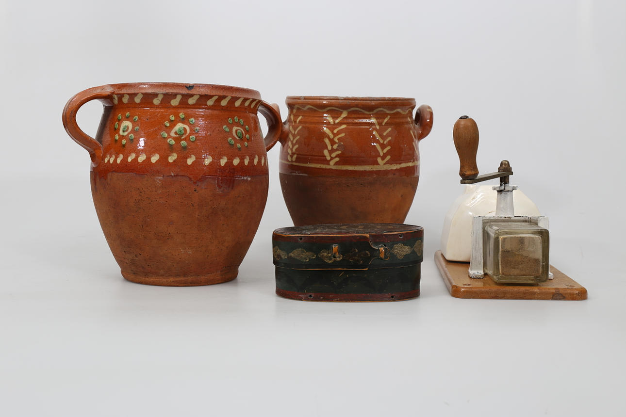 STENGODS OCH TRÄFÖREMÅL, 4 delar, 1800-1900-tal.