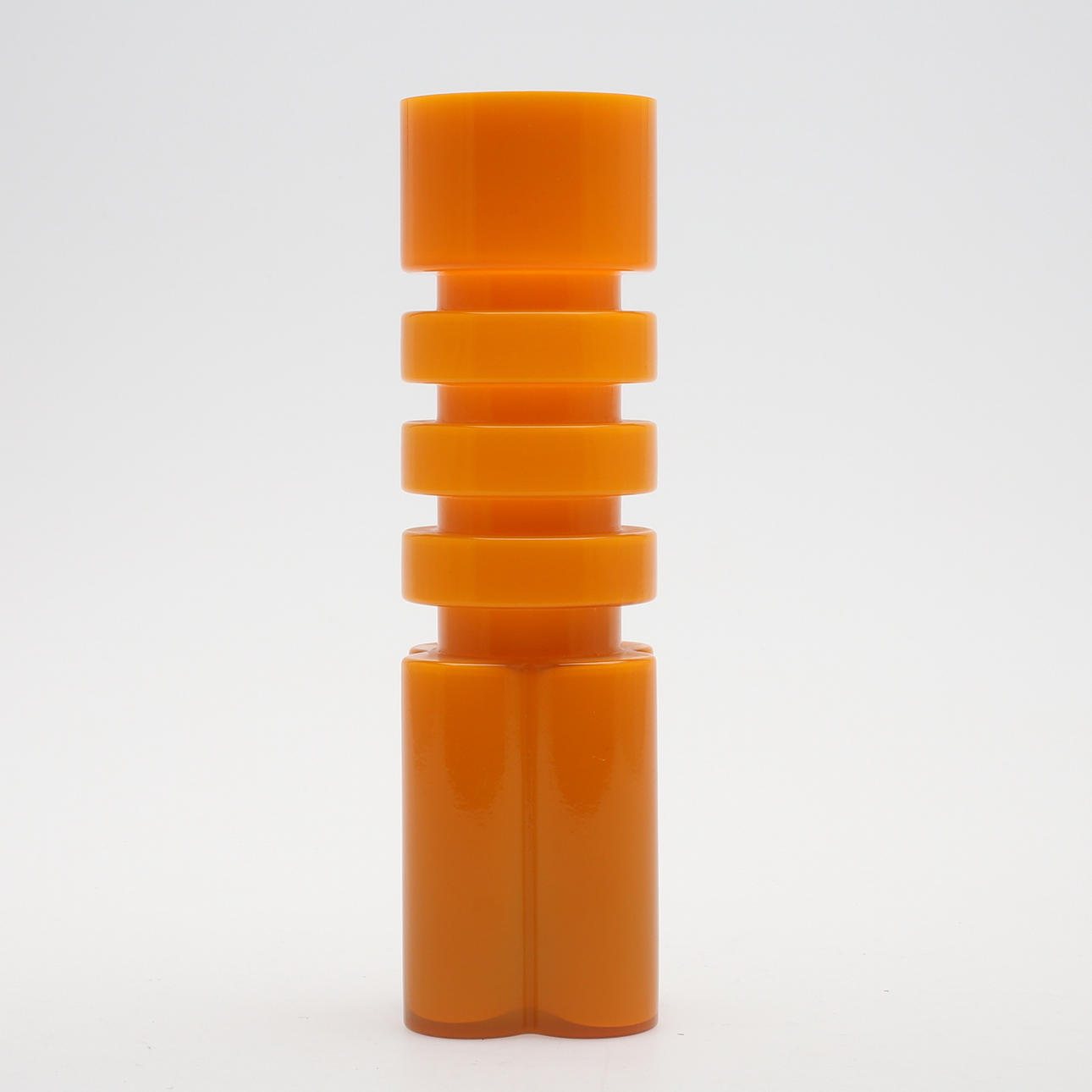 PER-OLOV STRÖM. VAS i glas,signerad P Ström samt daterad 70.