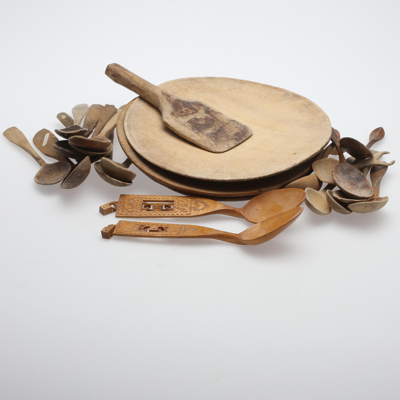 TALLRIKAR, 3 st, samt SKEDAR, 20 st, trä, allmoge, 18/1900-tal.