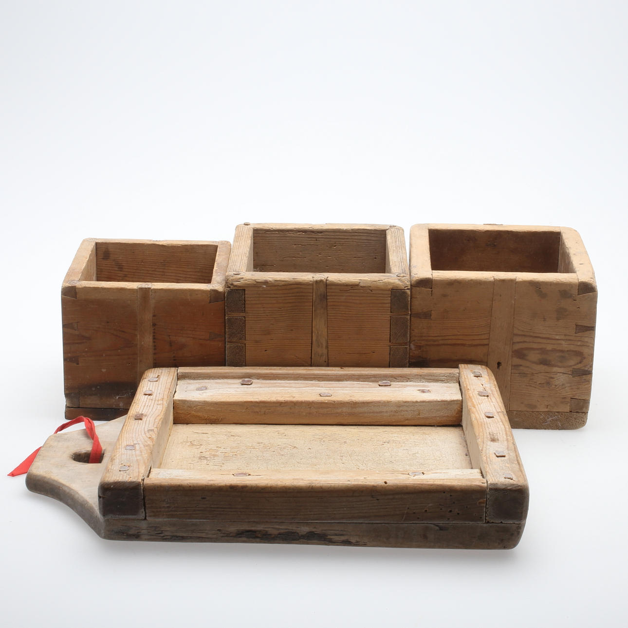 MÅTT, 3 st, samt KÖKSBRÄDA, allmoge, 1800-tal.