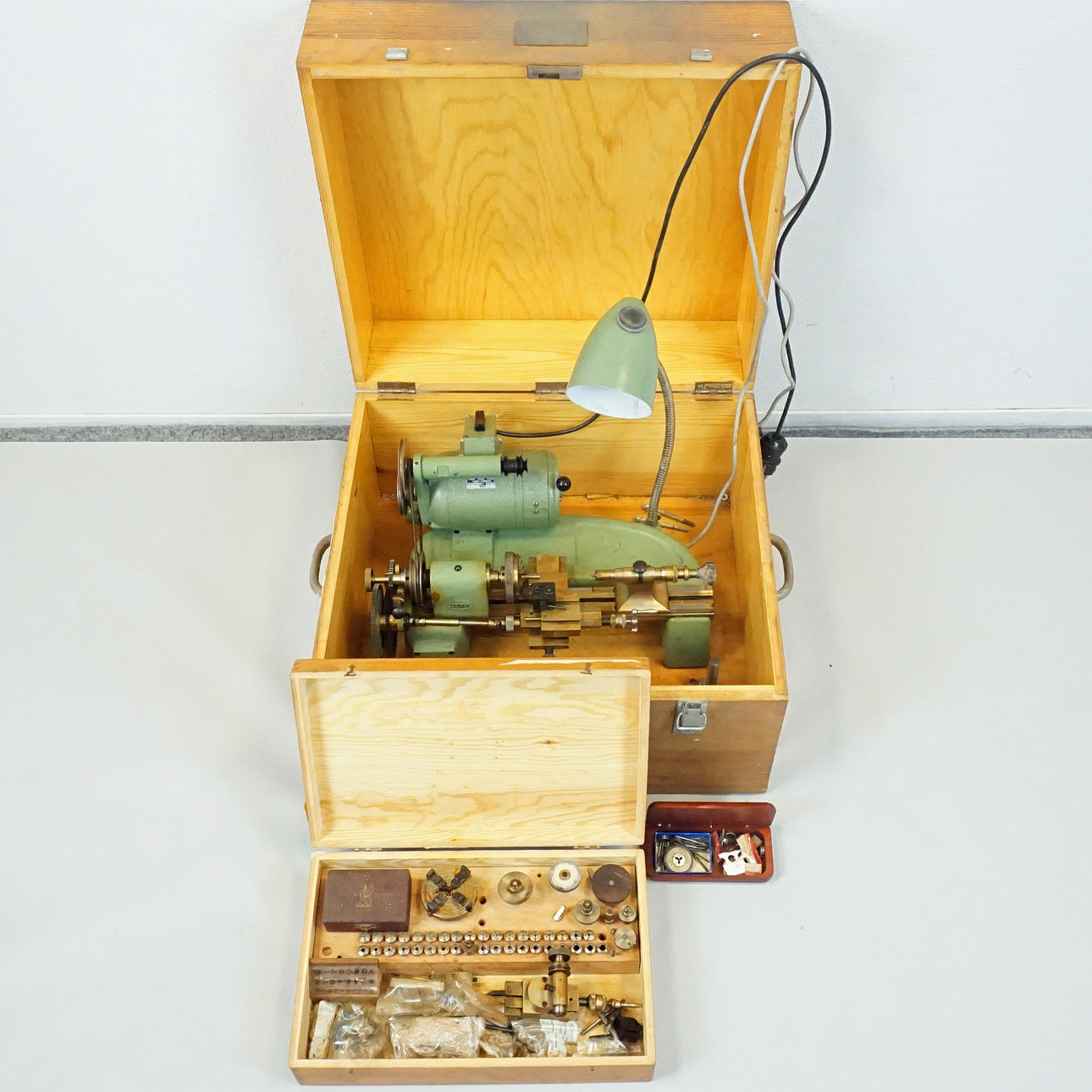 TORNEADOR DE RELOJERÍA, LEINEN con accesorios incluido un mandril.