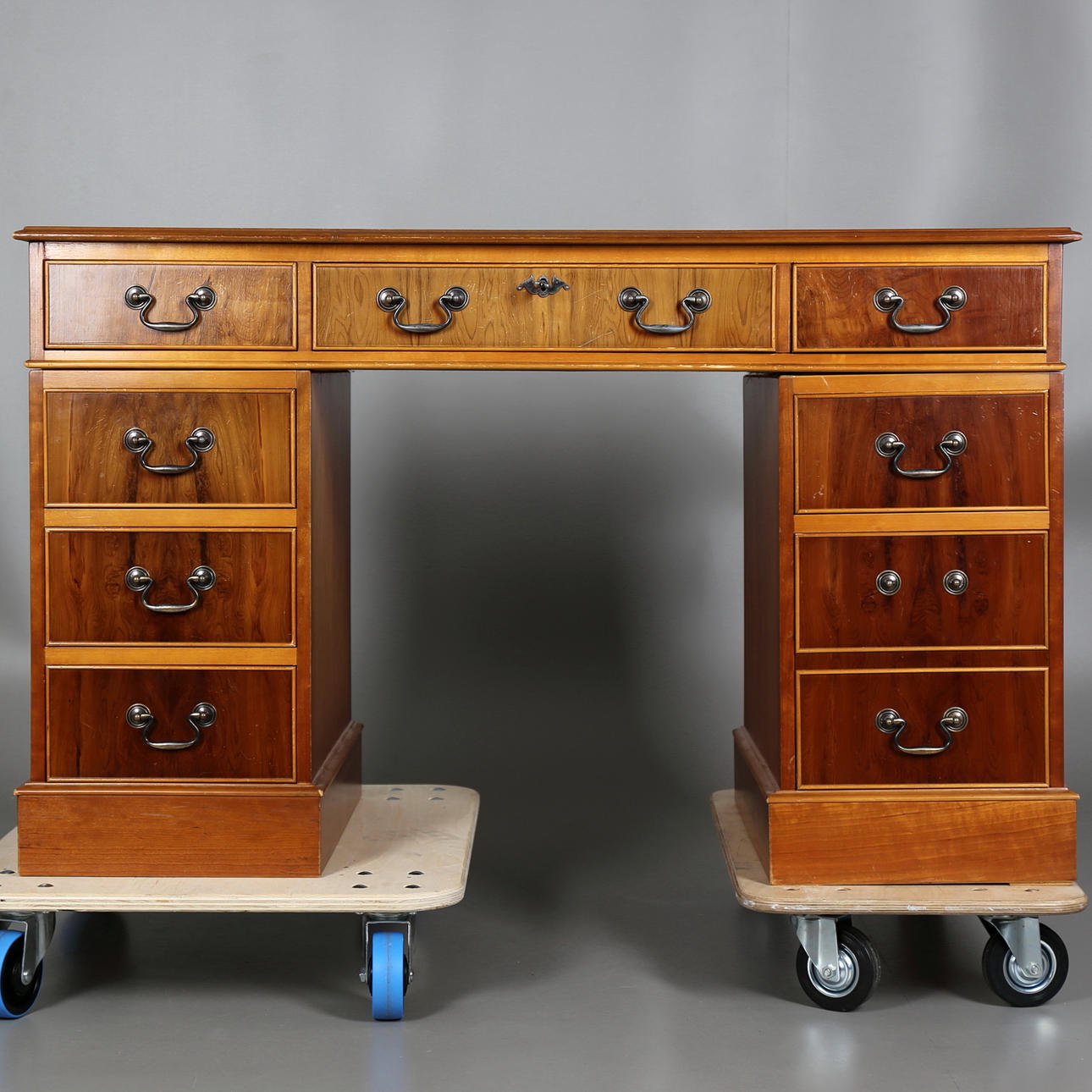 SKRIVBORD, engelsk stil, 1900-talets senare hälft.