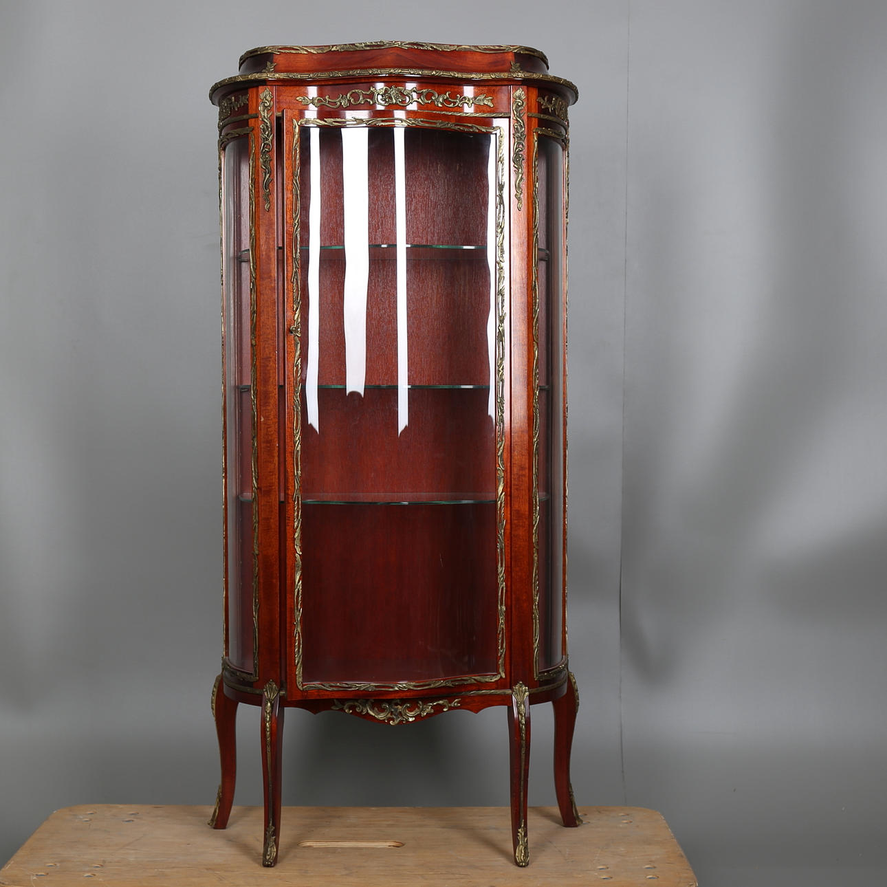 VITRINSKÅP i rokokostil, 1900-talets mitt.