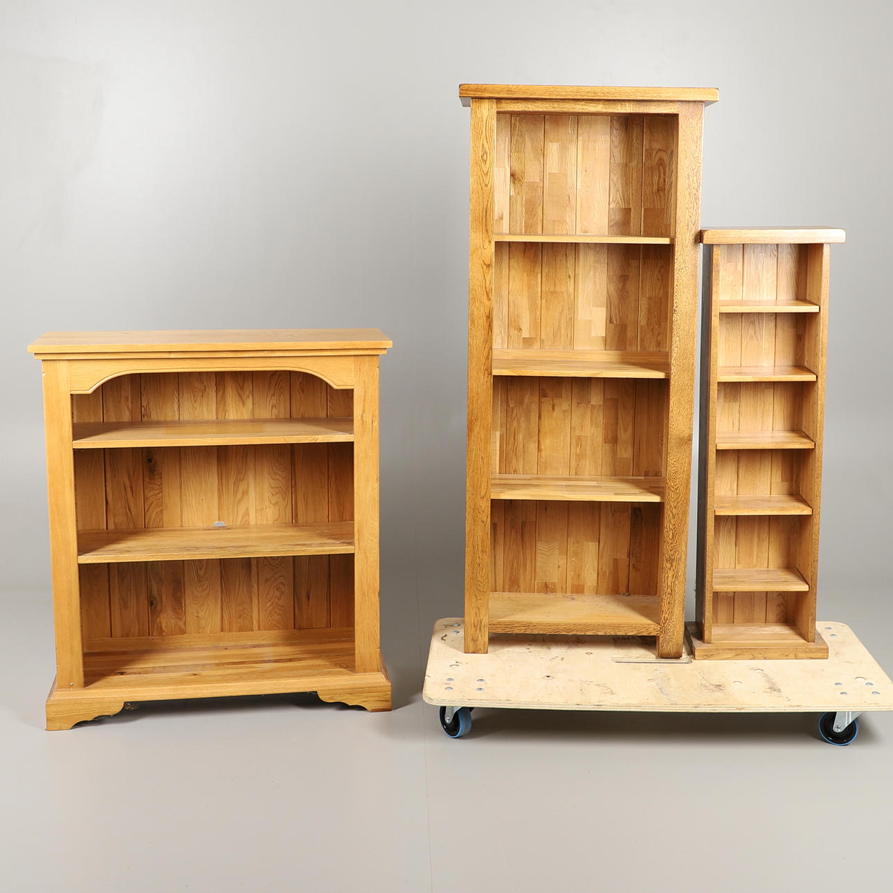 TRE MODERNA BOKHYLLOR I EK.