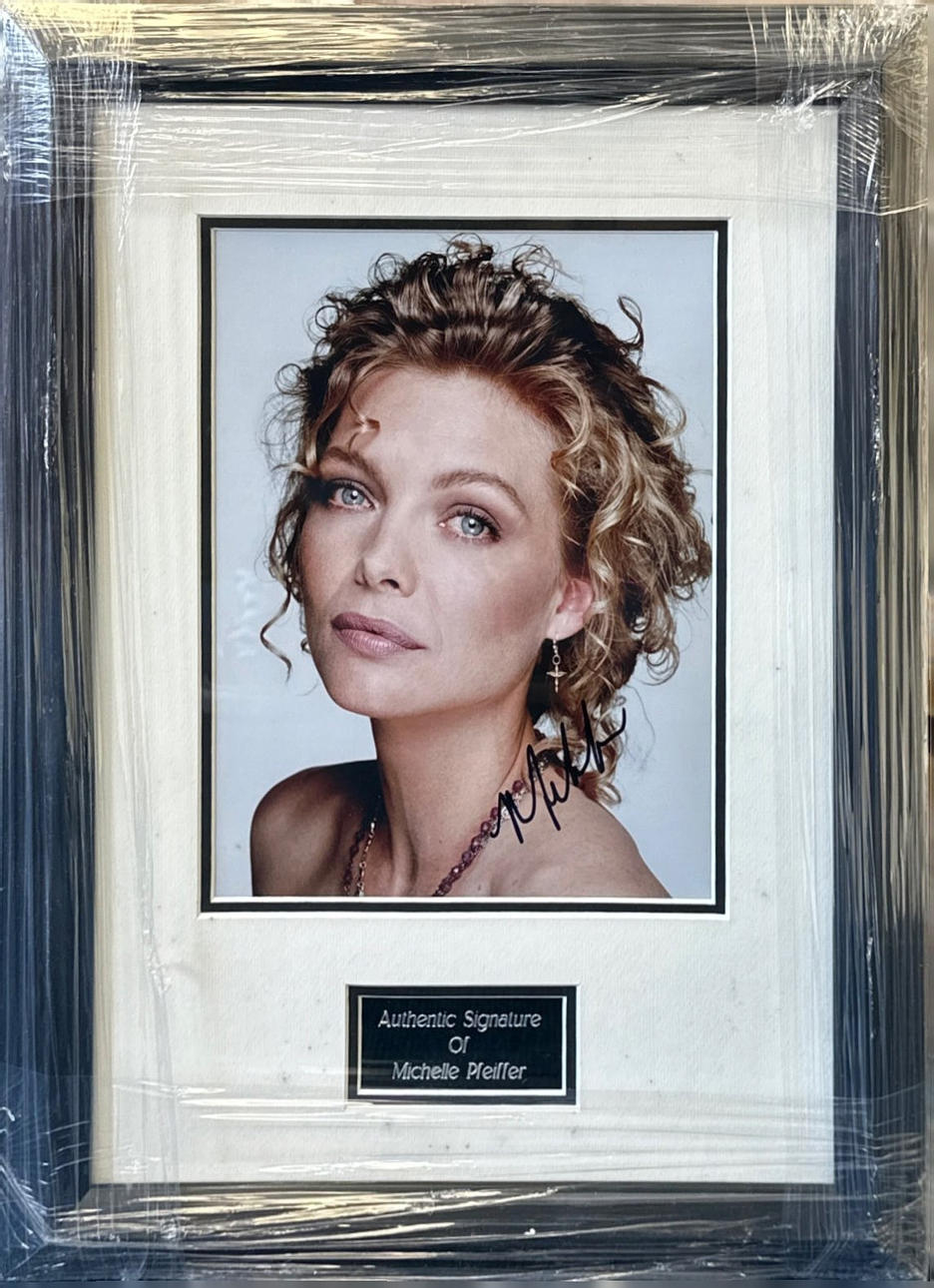 MICHELLE PFEIFFER AUTOGRAPH.