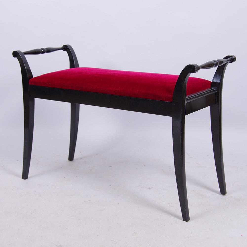 PIANOPALL, svartmålad med plyschsits.