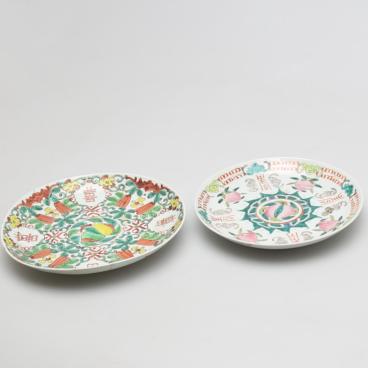 TALLRIKAR i porslin, 2 st, Qing-dynastin, troligen Tung-Chih, Kina.