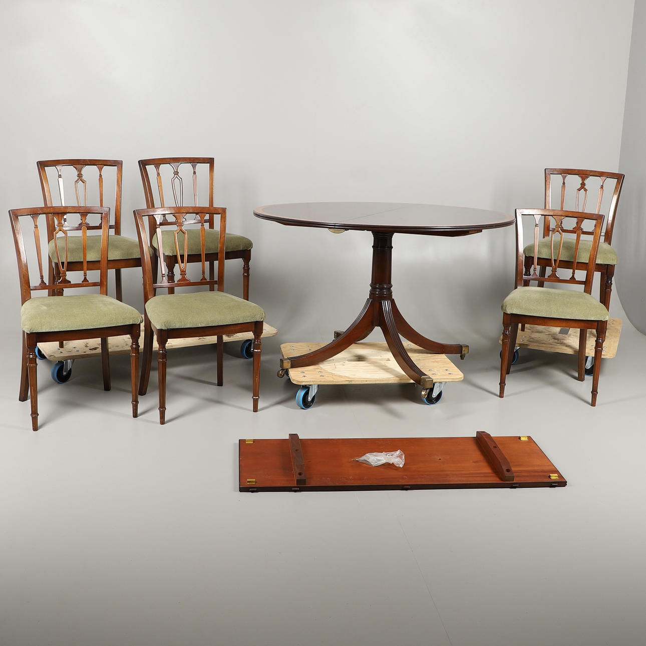 JATKENNUSPYÖRÄSTÄ JA KUUSI TUOLIA.