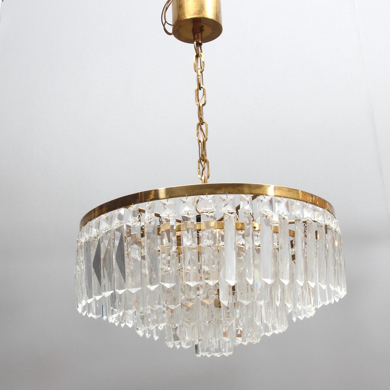 TAKLAMPA, behängd med prismor, 1900-tal.