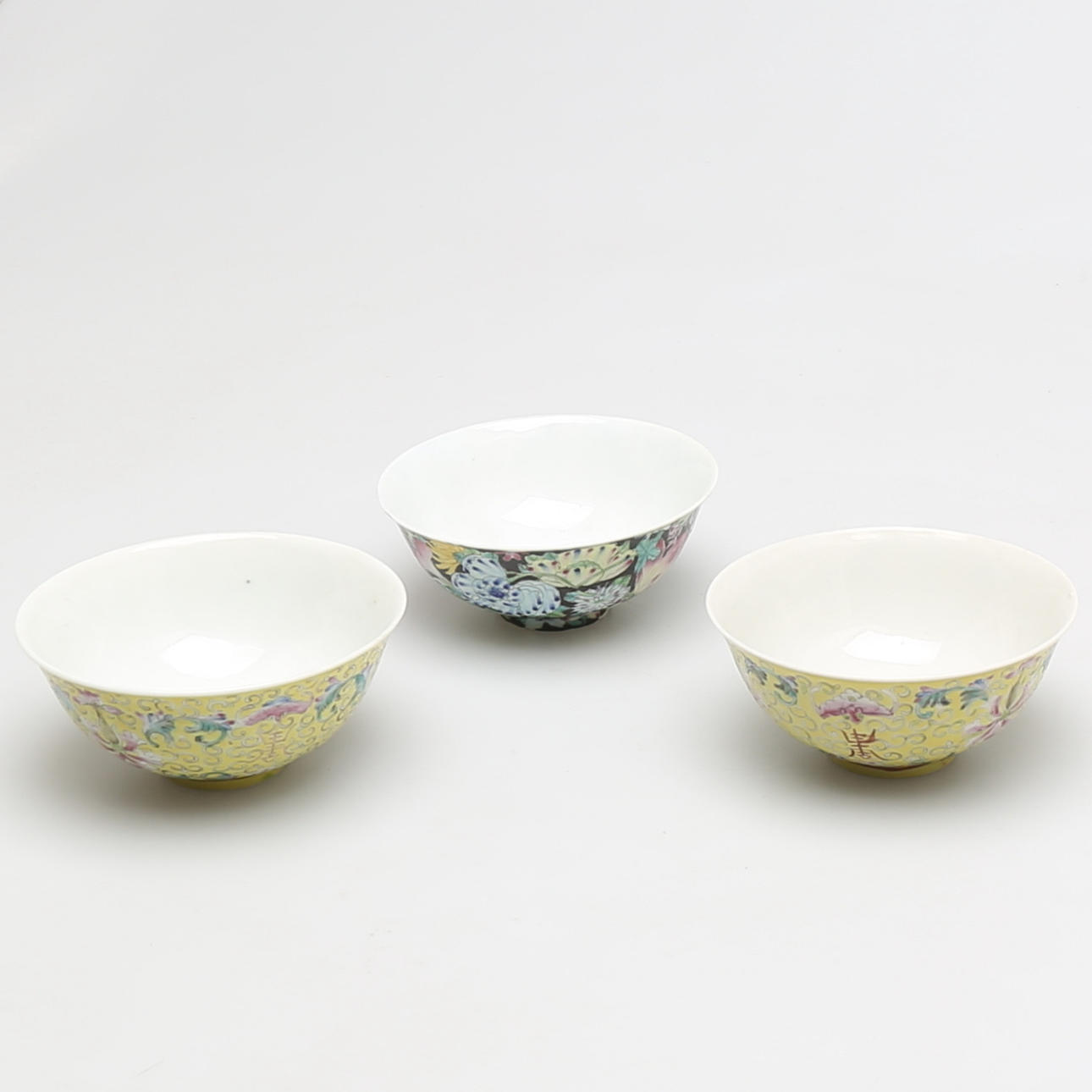 SKÅLAR i porslin, 3 st, 1900-talets första hälft, Kina.