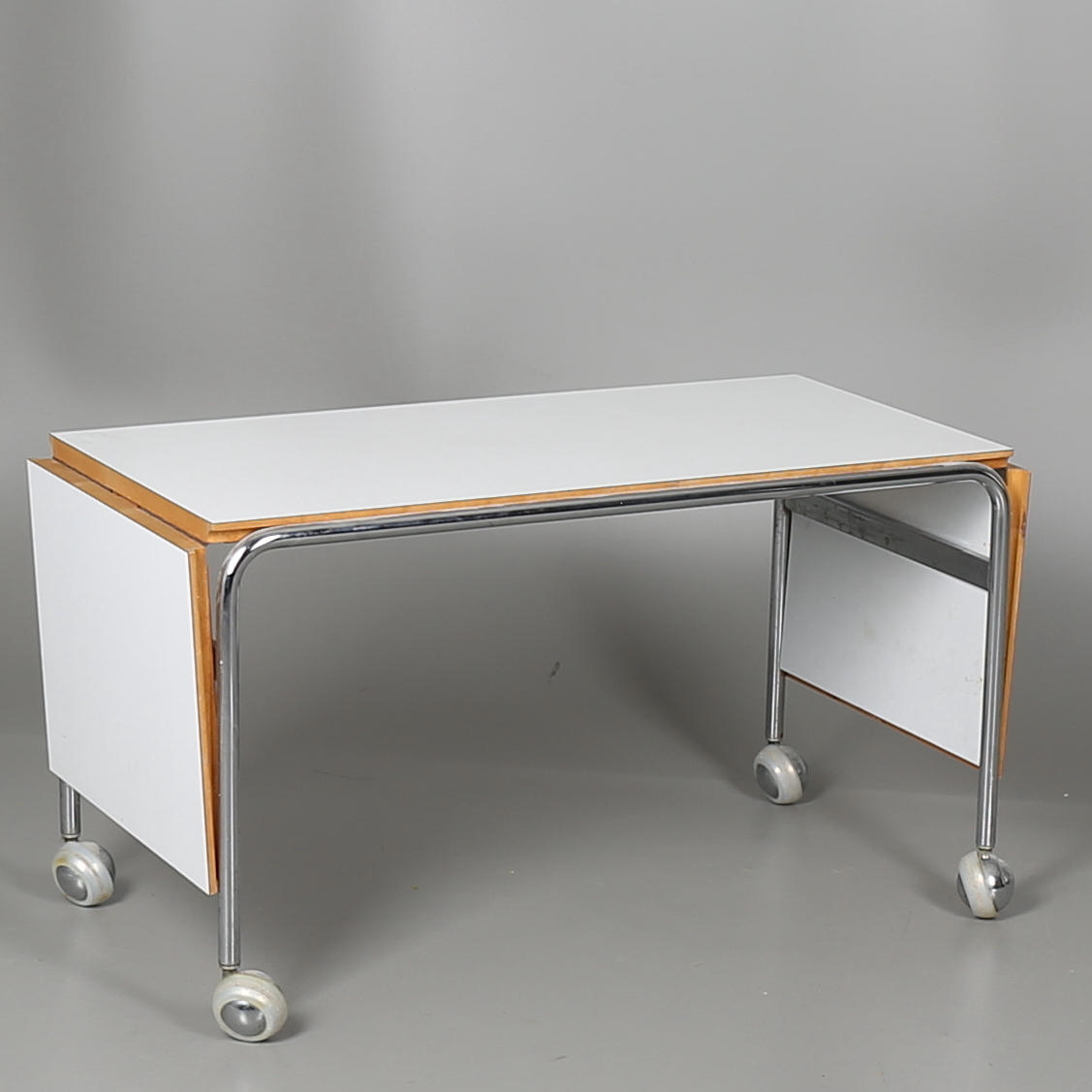 SOFFBORD, på hjultrissor, 1900-talets andra hälft.