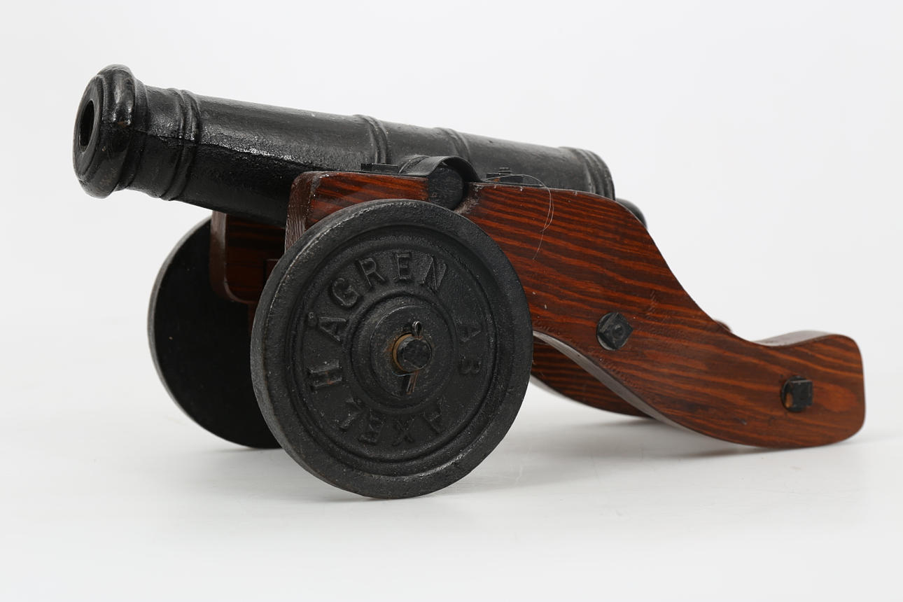 KANON, järn och trä, Axel H Ågren, 1900-tal.