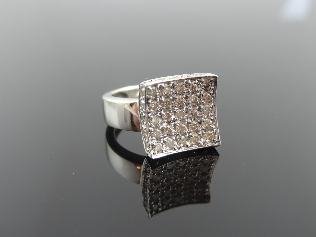 SQUARE TOP DESING diamantring 1,00cts.