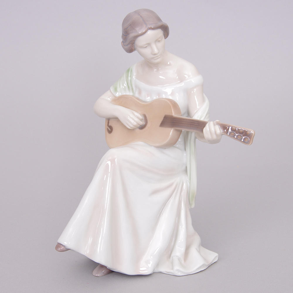 FIGURIN, gitarrspelande kvinna, Bing & Gröndal.