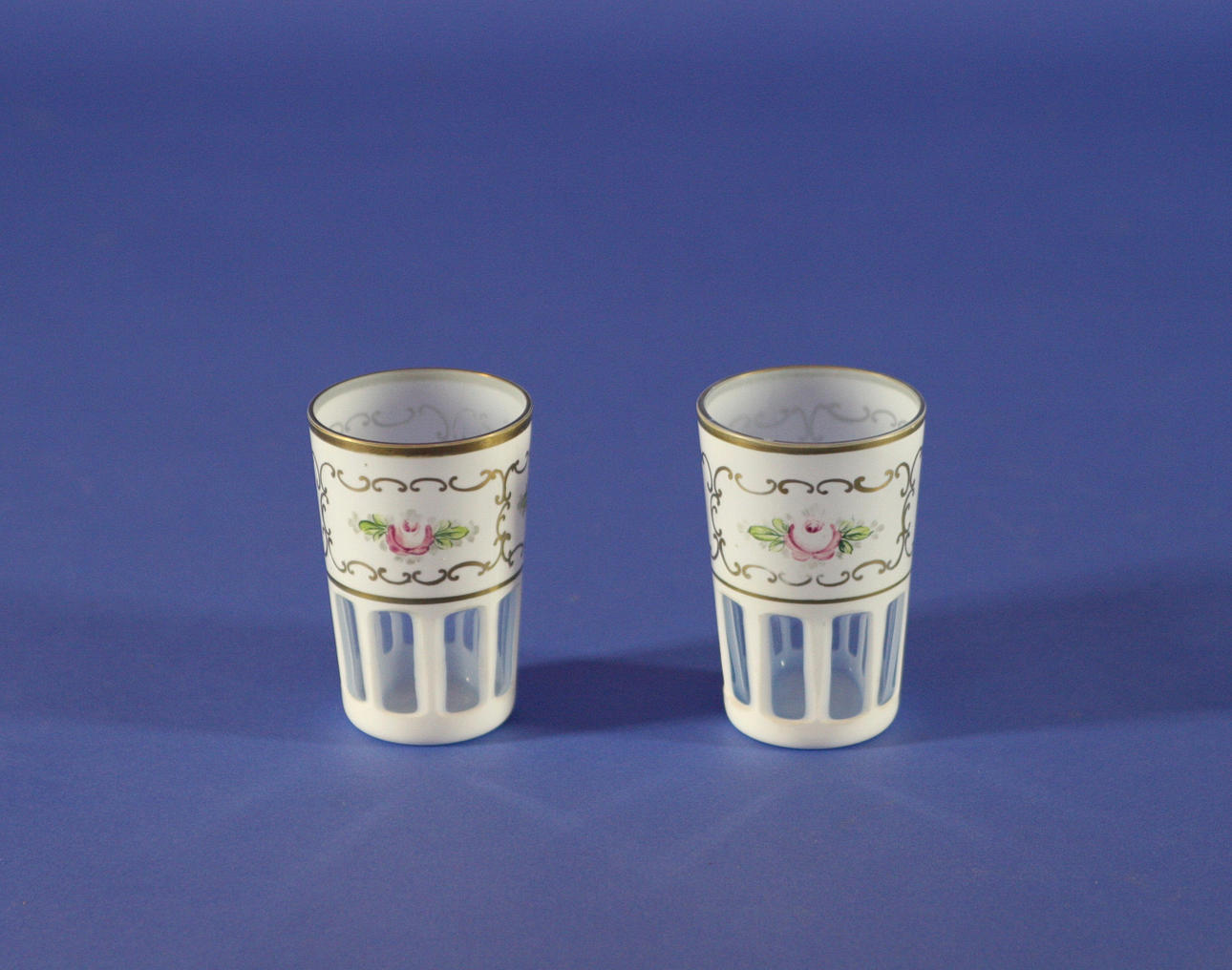 BECHER-PAAR, BÖHMEN UM 1850. glas med vitt överlägg.