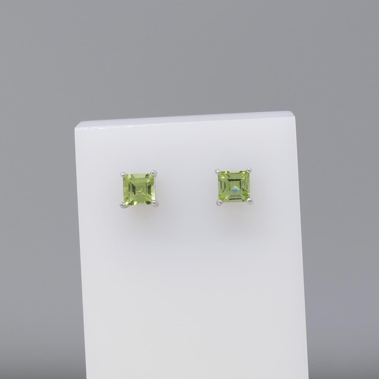 NATÜRLICHE PERIDOT-Ohrstecker.