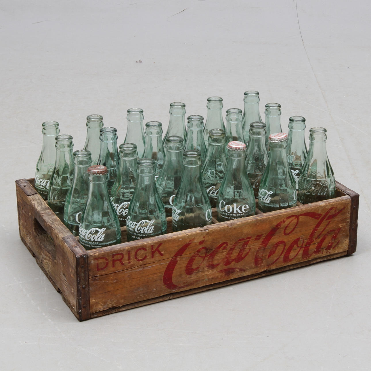 TRÄBACK, Coca-Cola, med glasflaskor, 1900-tal.