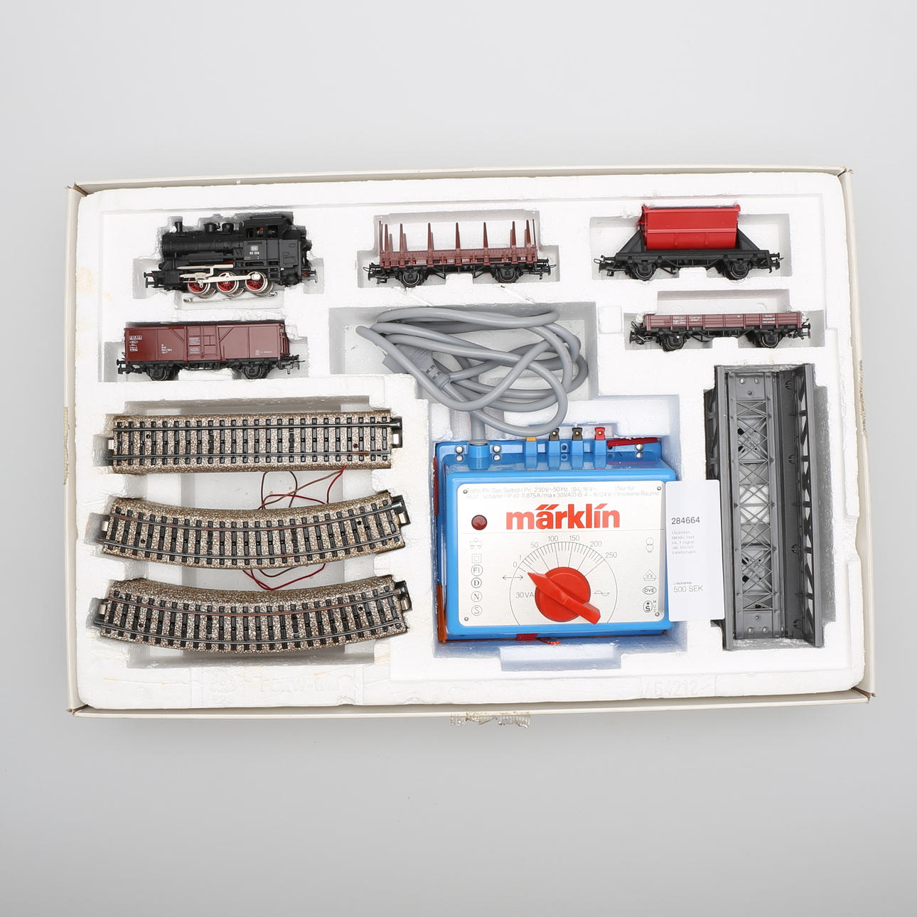 TÅGBANA, Märklin, med lok, 4 vagnar räls, bro och transformator.