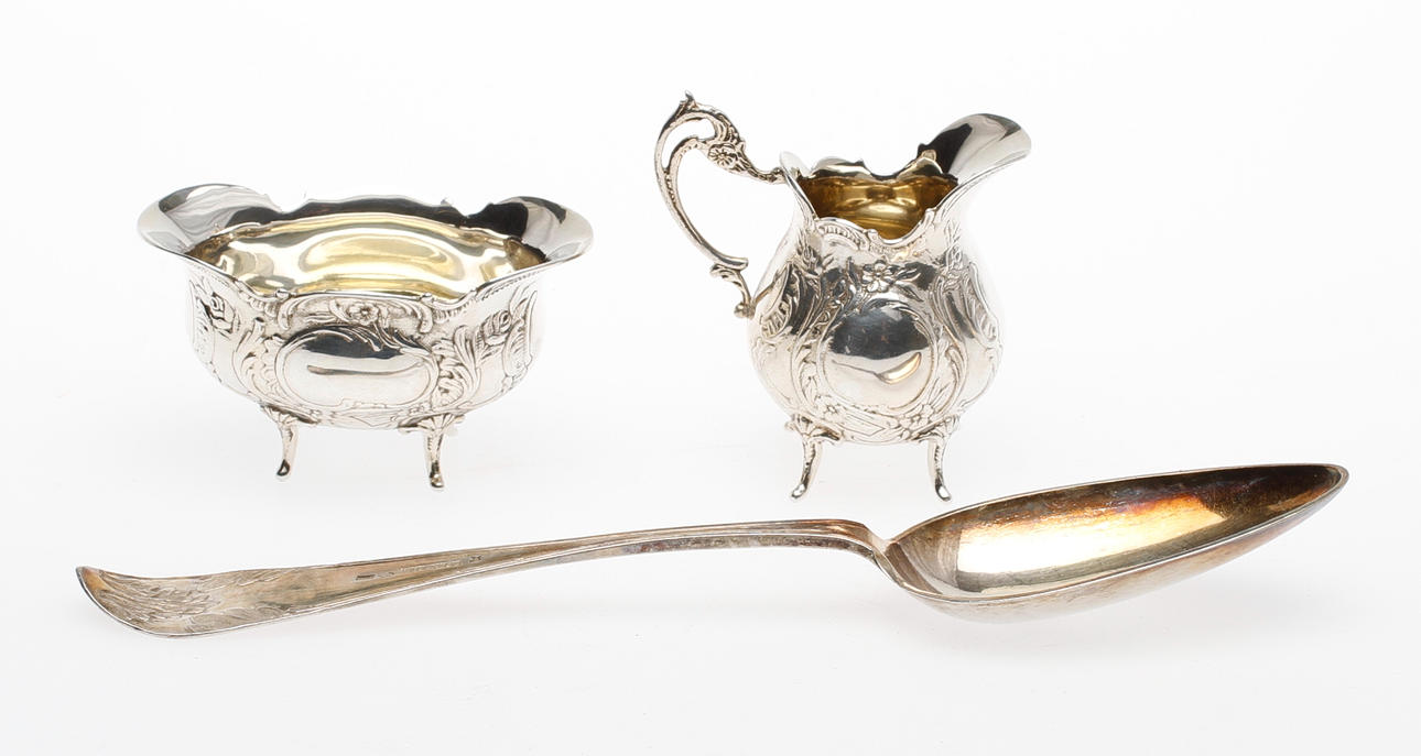 MATSKED, Lyberg, 1853, samt GRÄDDKANNA och SOCKERSKÅL, rokokostil, vikt ca 185 gram.