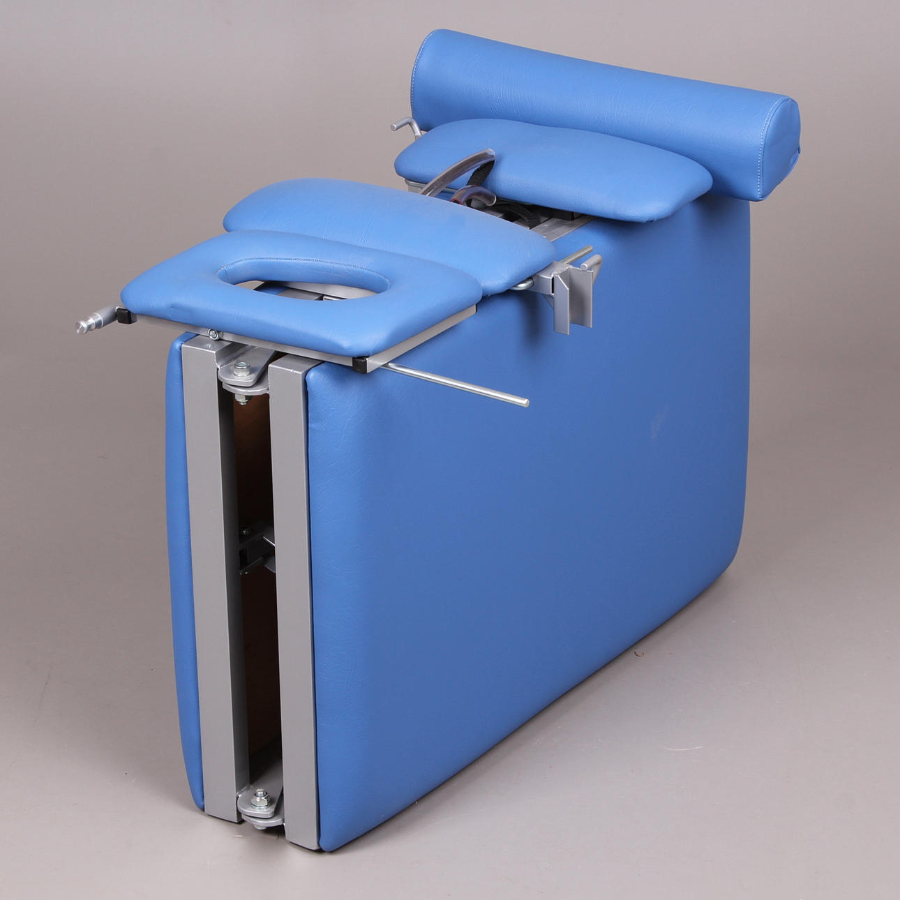 MASSAGEBÄNK, med arm- och huvudstöd, samtida.