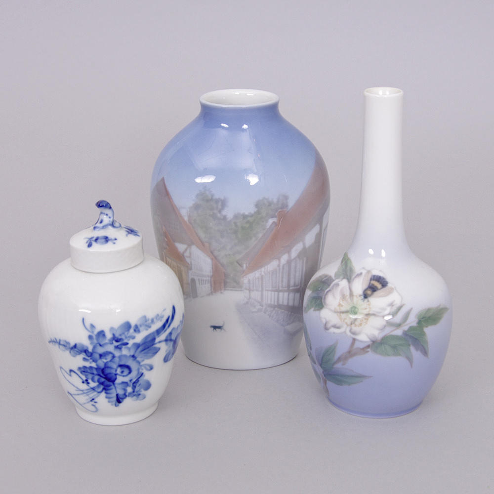 LOCKURNA SAMT 2 VASER, Royal Copenhagen samt Bing & Gröndal.