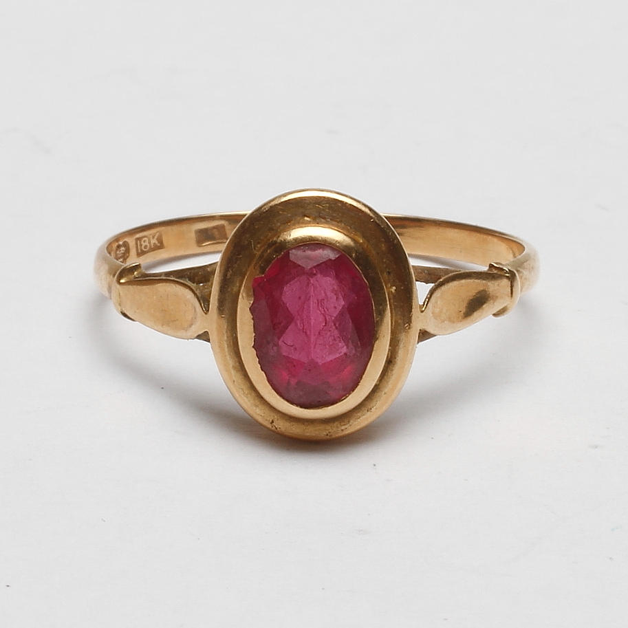 RING MED RÖD STEN, 18k guld, vikt ca 1,9 gr.
