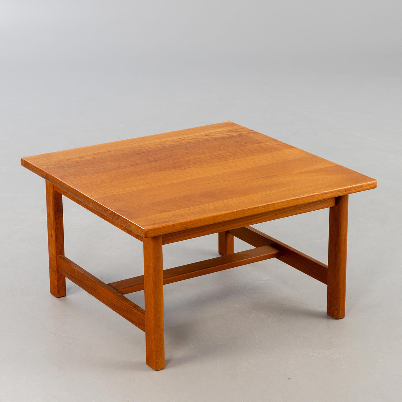 KURT ØSTERVIG. Sofabord, eg.