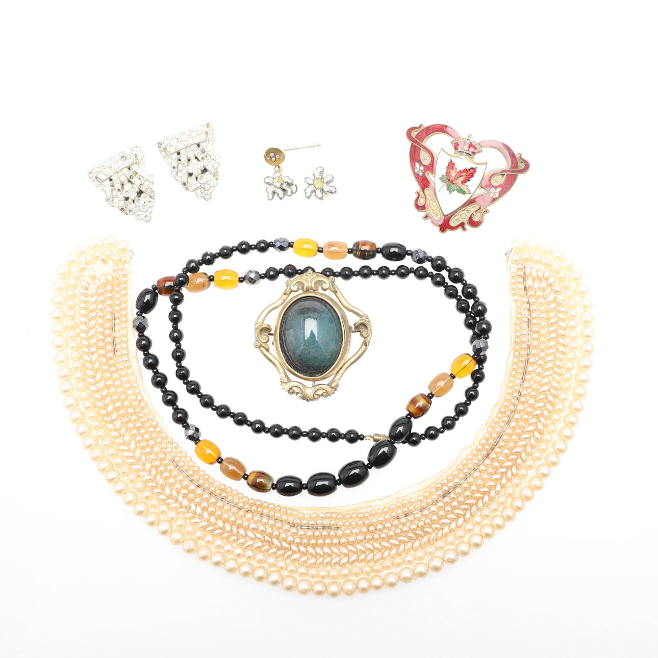 EINE KONVOLUT VON KOSTÜM- UND BADESCHMUCK.