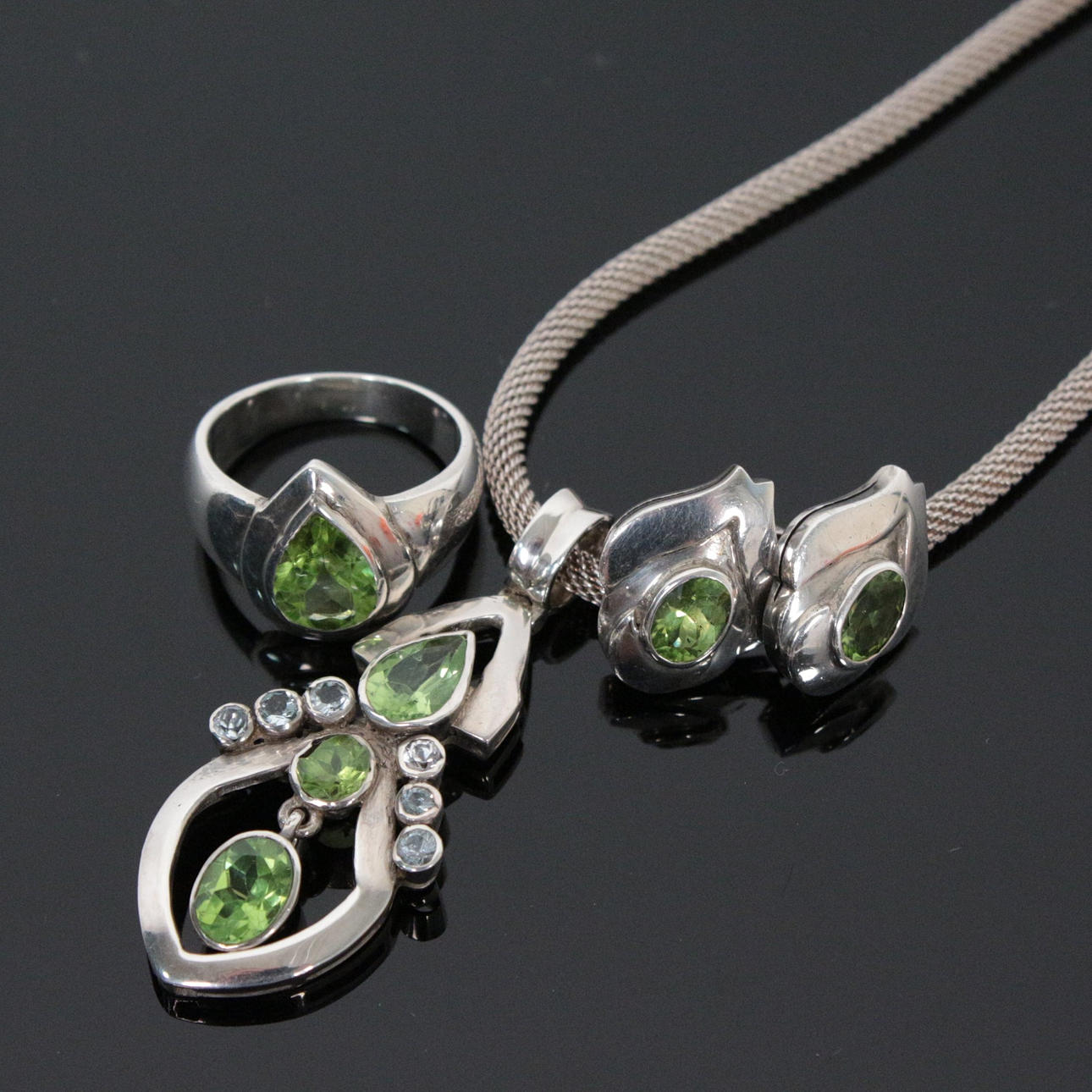 Smykkesæt med peridot, 925 sølv.