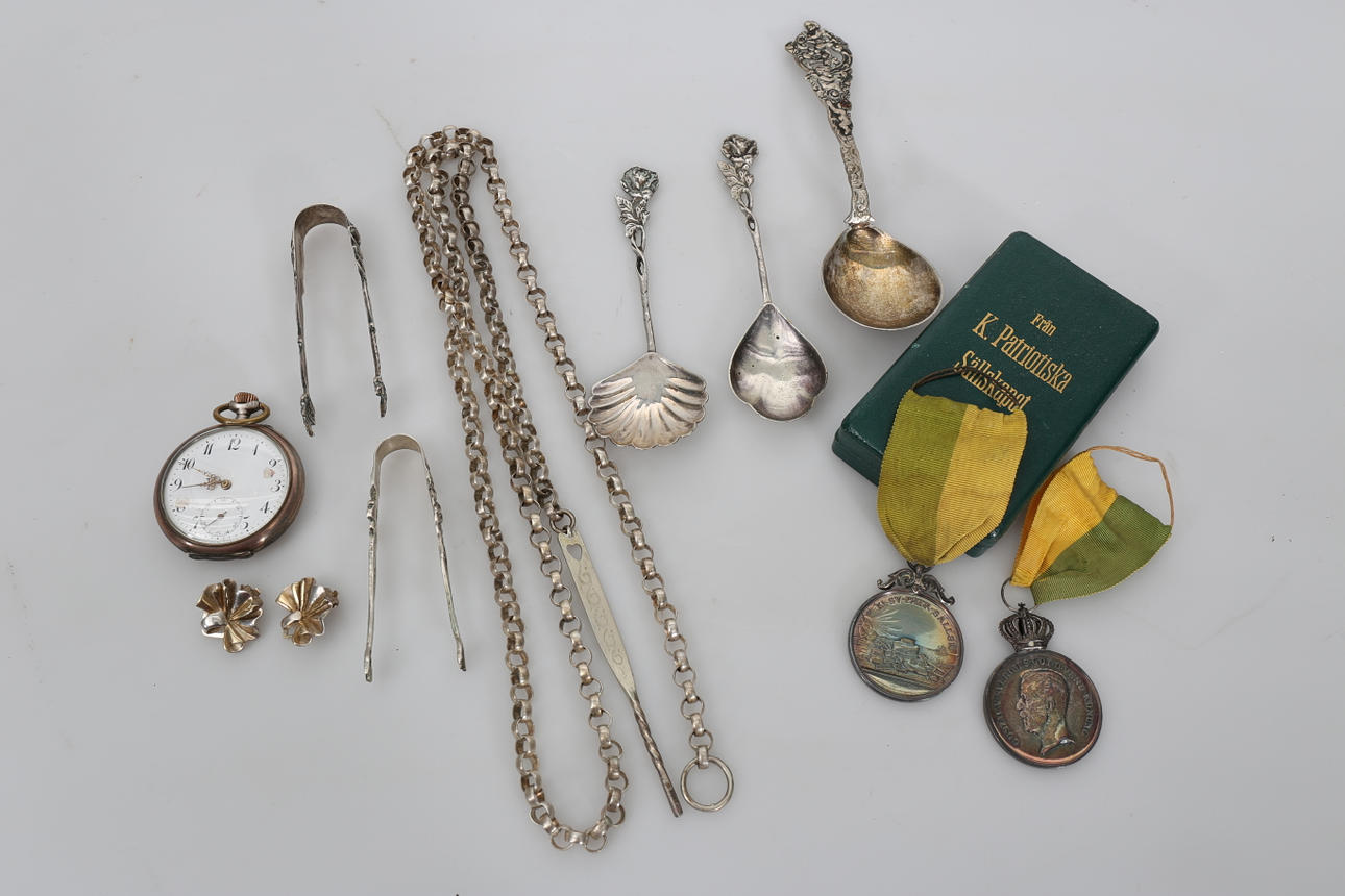 SILVERFÖREMÅL OCH DRÄKTKEDJA, 1900-tal.