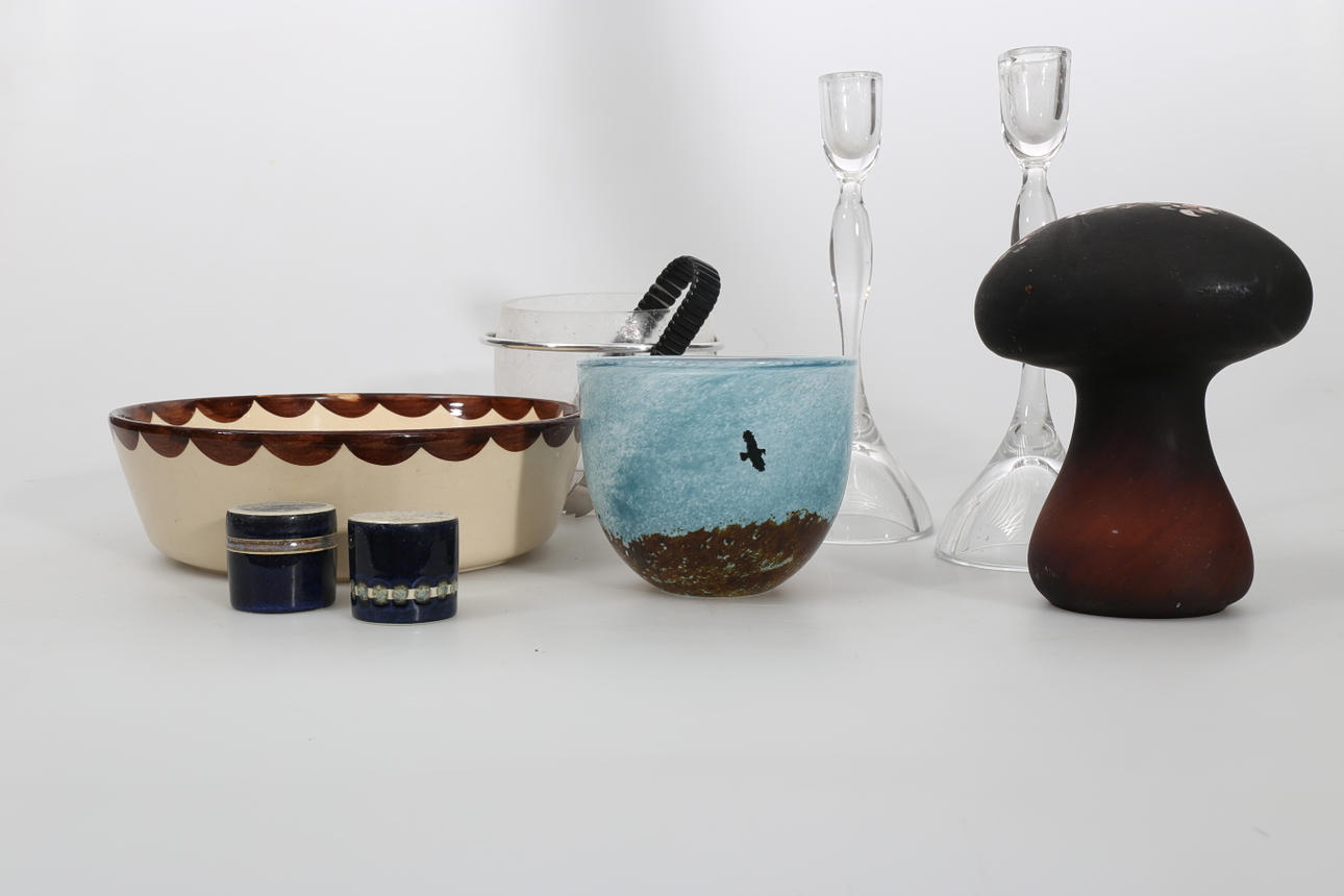 PORSLINSSKÅL "PYRO" OCH GLASFÖREMÅL, 8 delar, 1900-talets andra hälft.