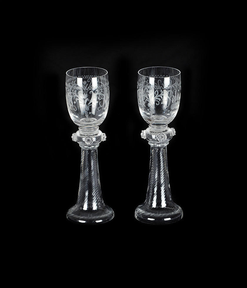 GLASHÜTTE THERESIENTHAL. Ein Paar antike Weingläser. Datierung um 1900.