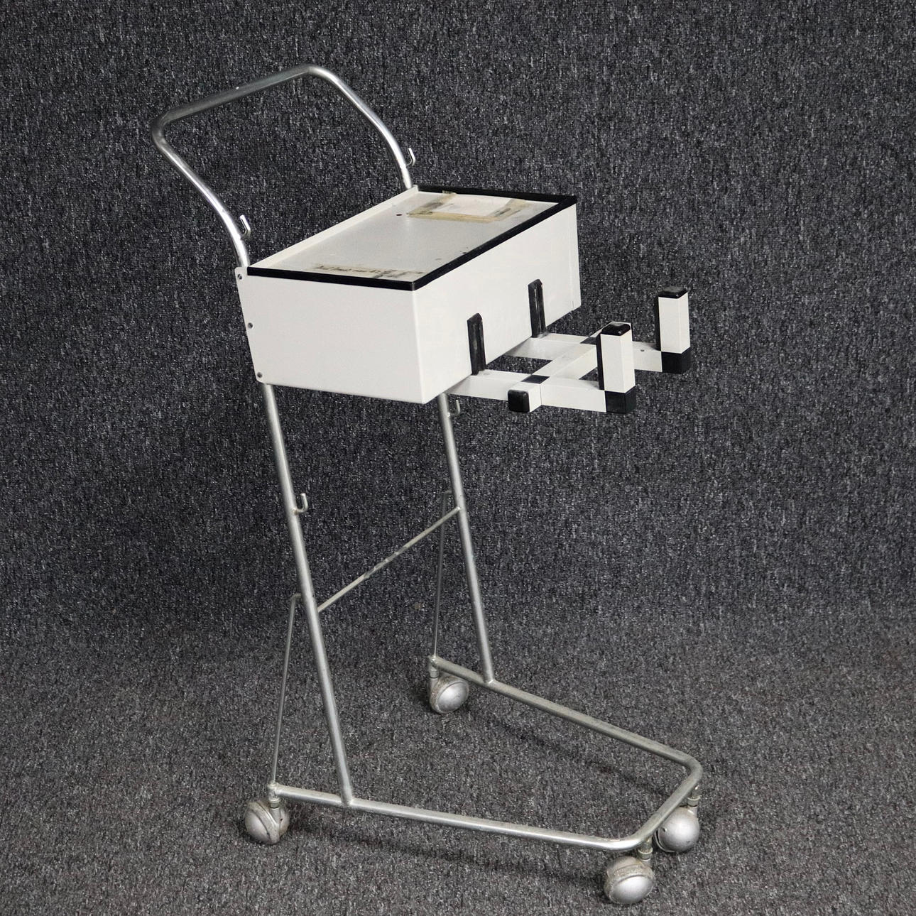 MEDICINVOGN, blik, metal, 1900-tallet.