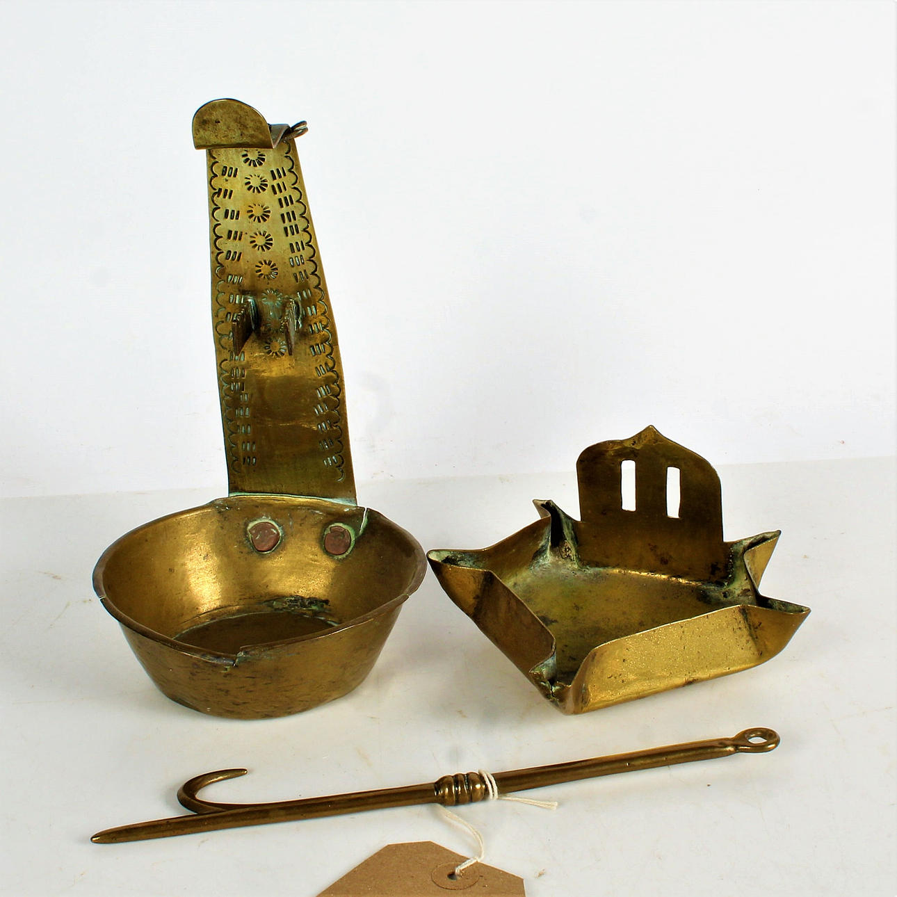 19TH CENTURY BRASS CRUISE LAMP.