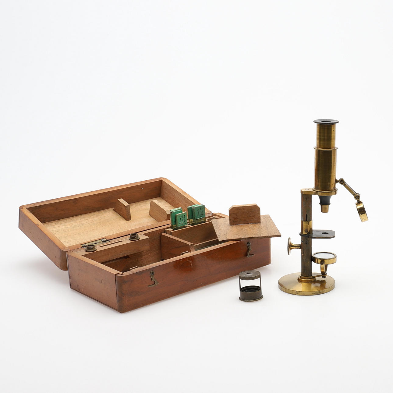 MIKROWELLENSCHRANK MIT ZUBEHÖR.