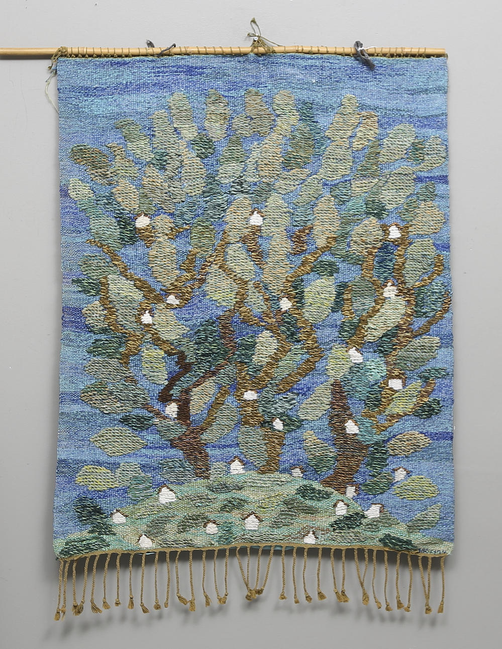 VÄGGVÄVNAD, "Lövhyddor" Elin Bratt Corlin, Nyköping. Signerad och daterad 1974.