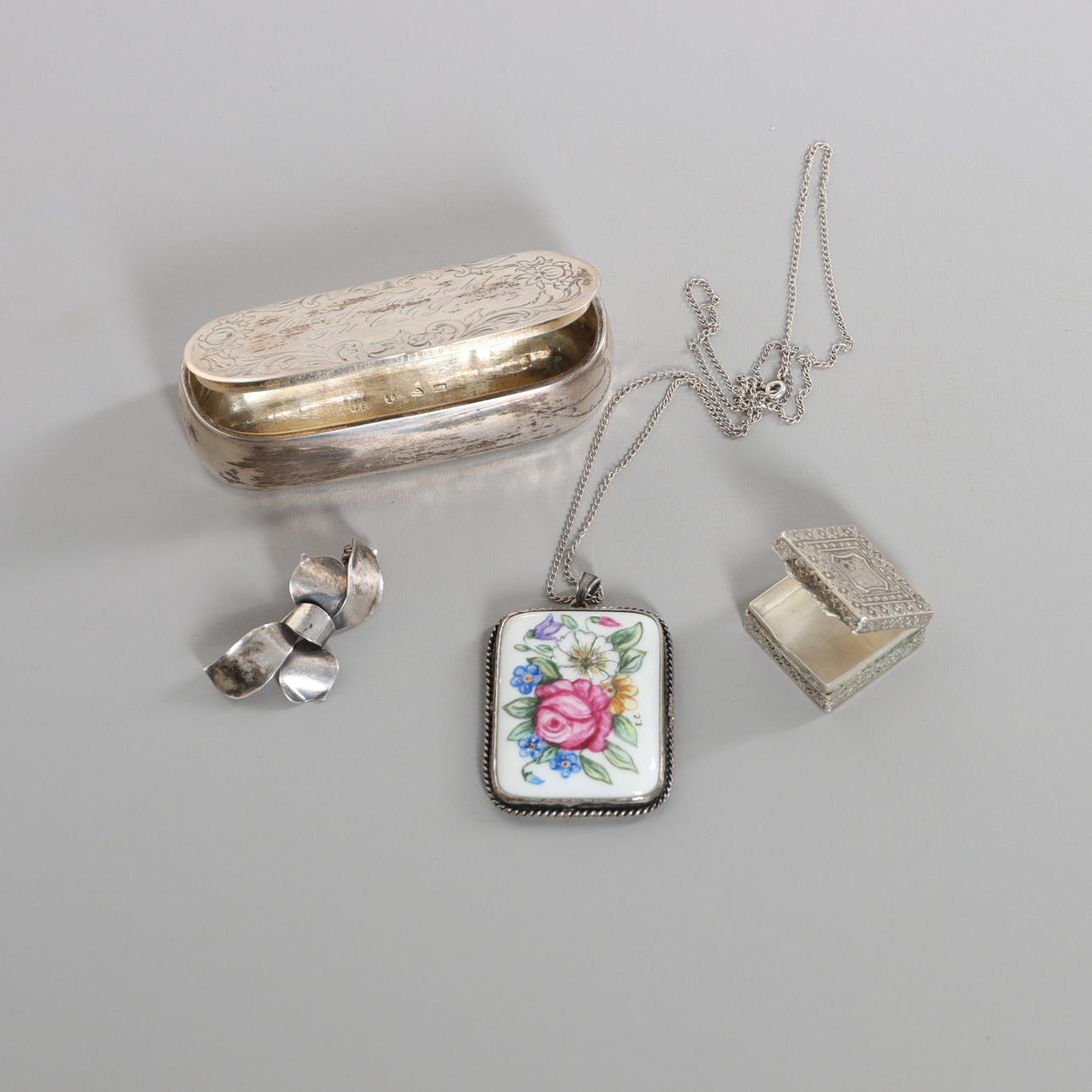 SILBERGEGENSTÄNDE, 4-teilig, darunter Schnupftabakdose 1856.