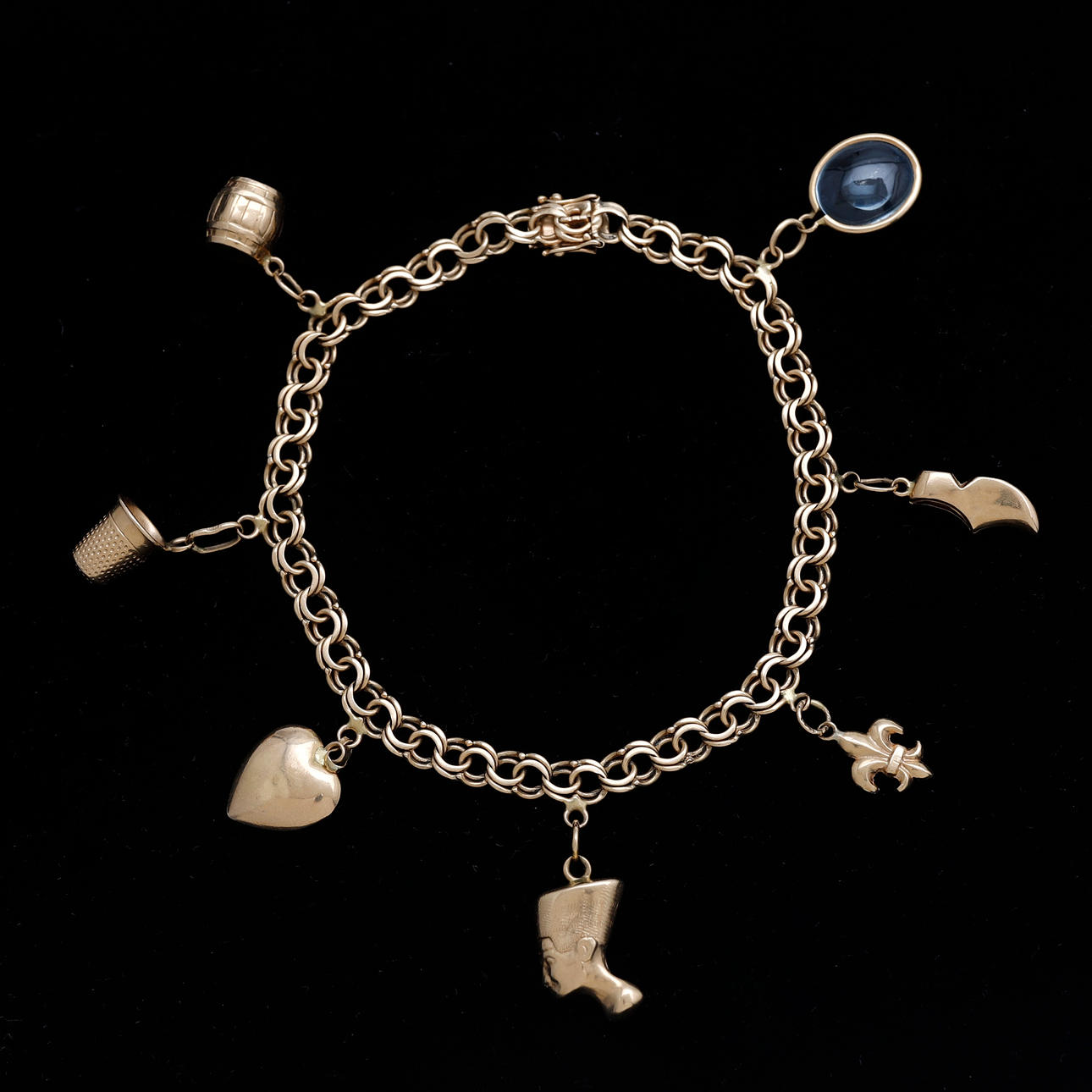 Guld armbånd med charms.