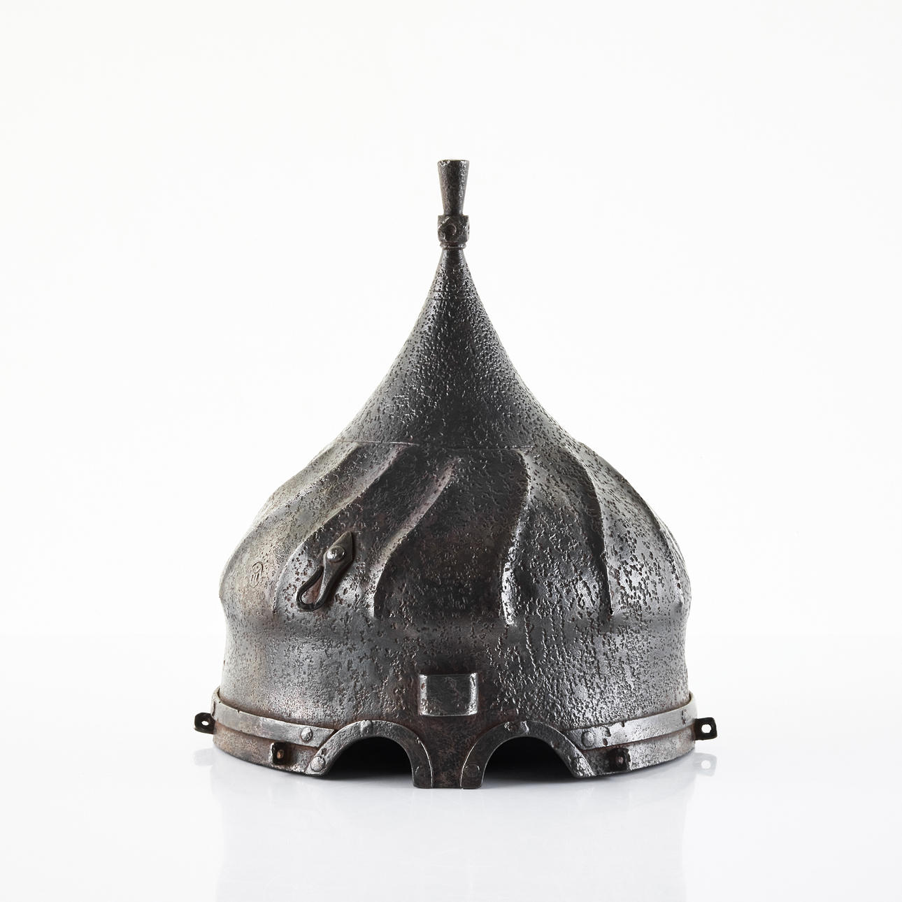 HELM, sog Turbanhelm, um 1500, vermutlich im Persischen oder Osmanischen Reich gefertigt, mit dem Arsenalzeichen der heiligen Irene versehen.