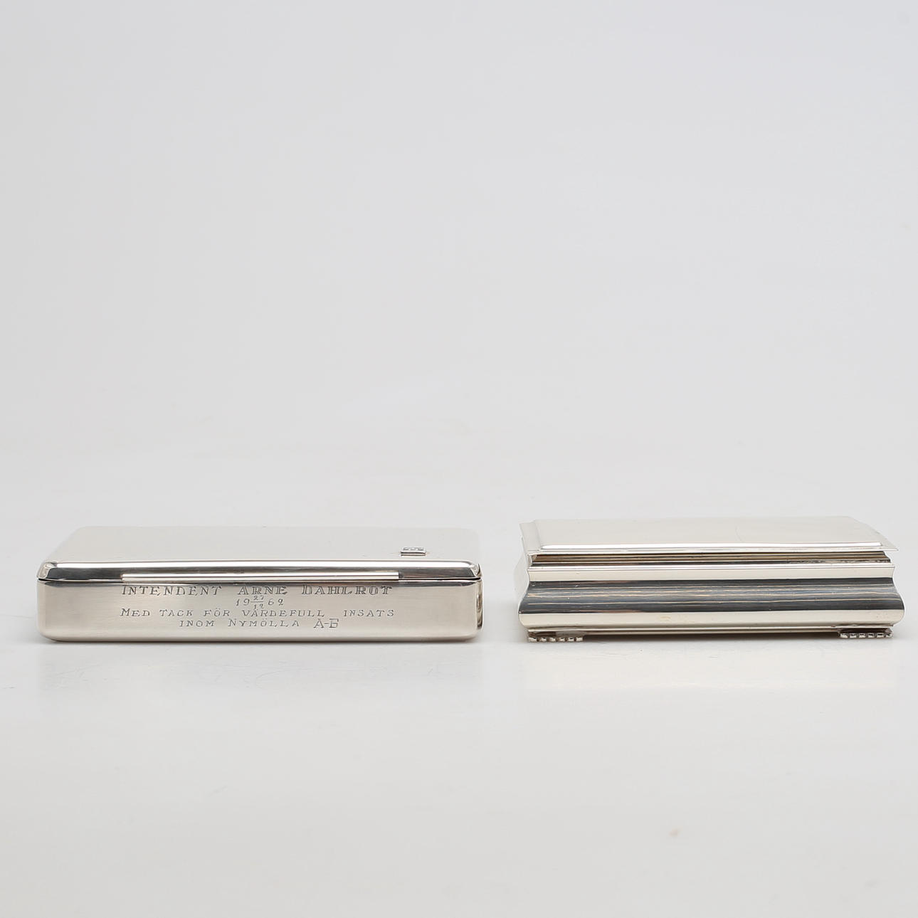 CIGARETTASKAR, 2 st, silver med träinredning.