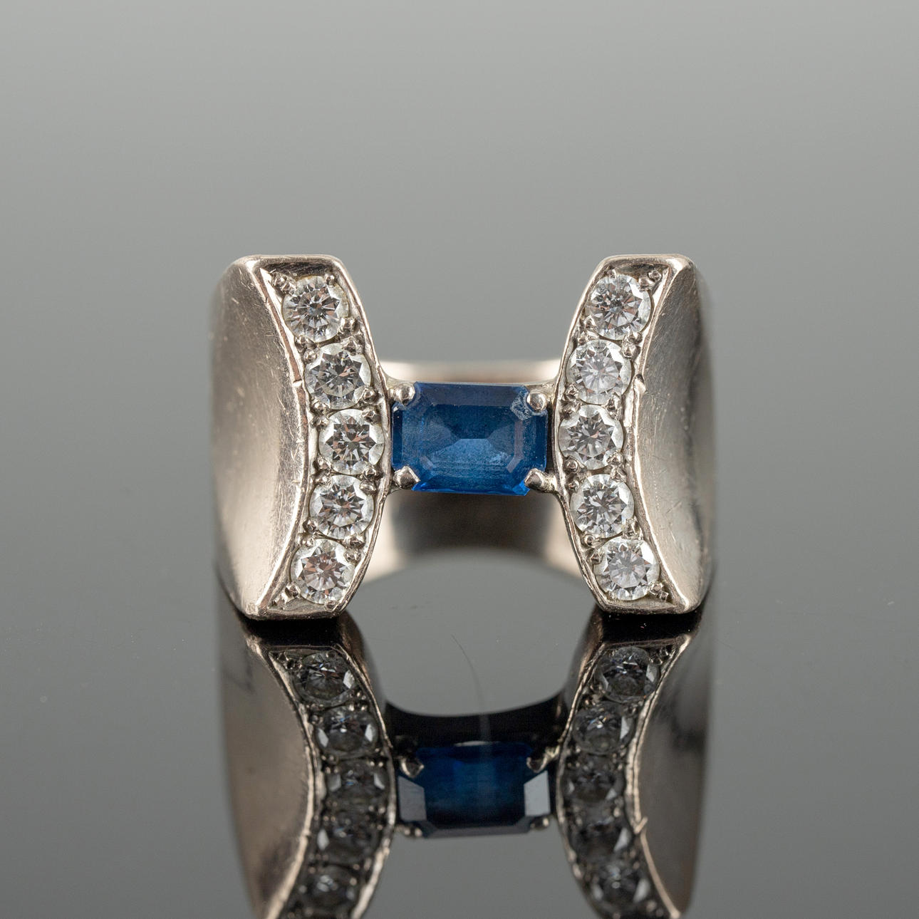 Syntetisk safir och diamantring.