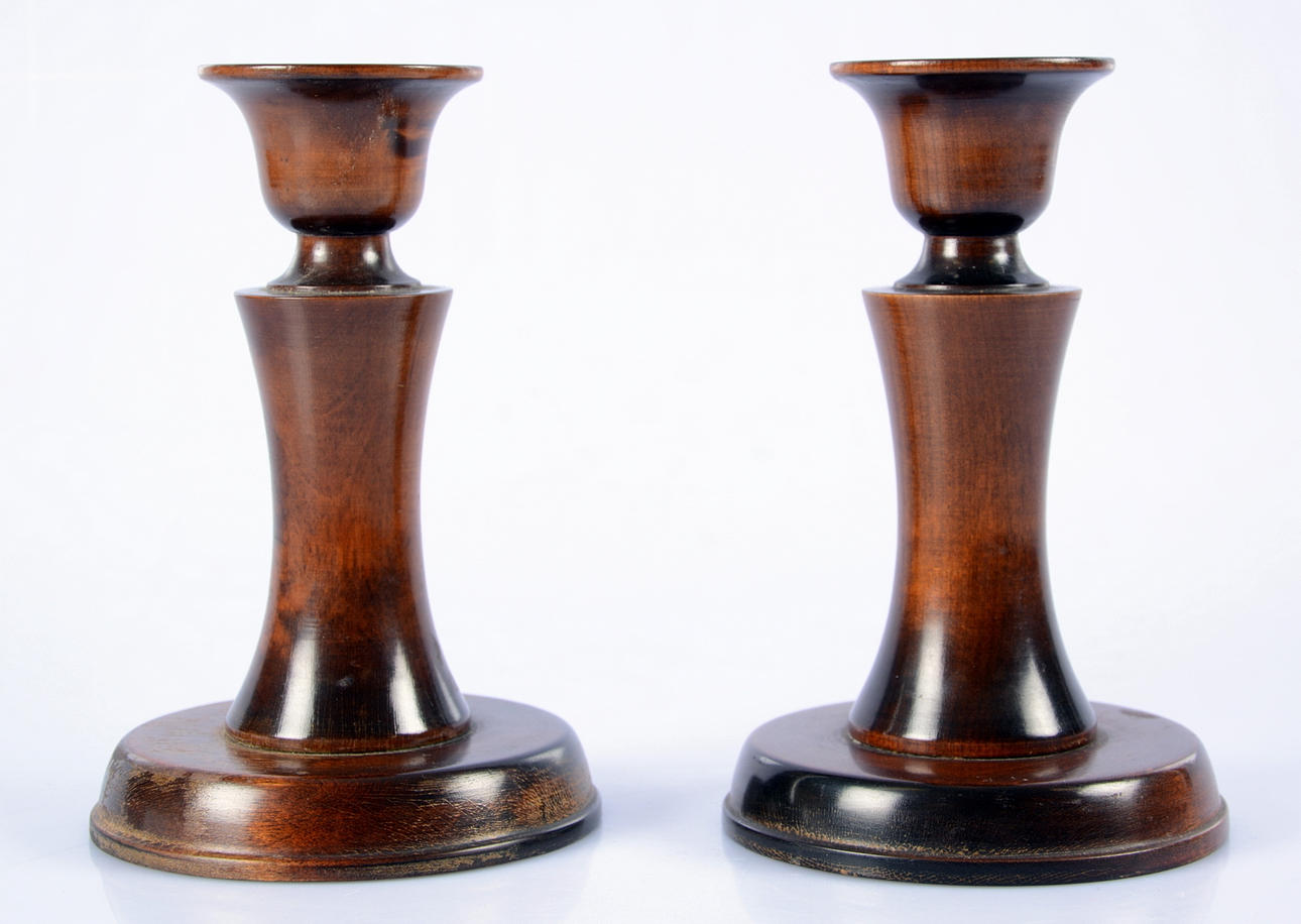 CARL MALMSTEN. LJUSSTAKAR, 1-par, betsad björk.