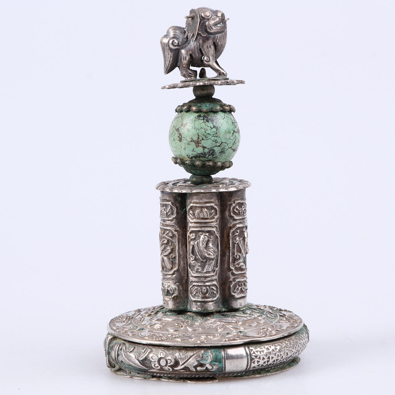 HATTDEKORATION, låghaltigt silver, Qing (1644-1911).